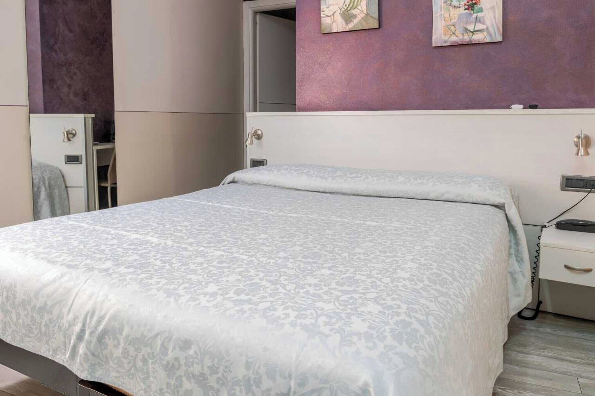 Een bureau, gratis wifi, beddengoed