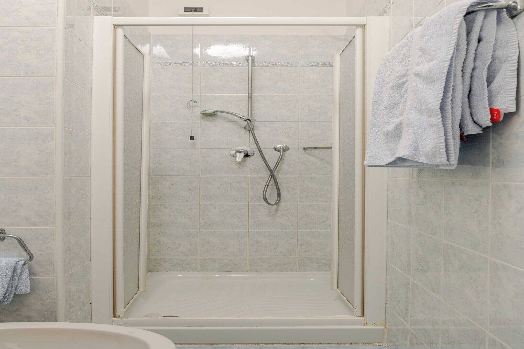 Een douche, een haardroger, handdoeken