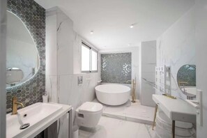 Douche, sèche-cheveux, serviettes fournies