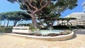 Un espace paysager agrémenté d’une fontaine, d’un panneau indiquant « SAINT JAMES » et d’un grand arbre.