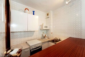 Refrigerador, microondas, cafetera y tetera y periquera 