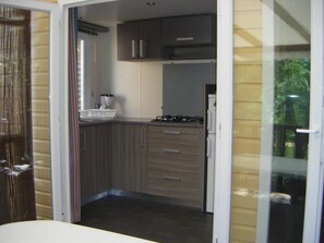 Réfrigérateur, micro-ondes, plaque de cuisson, lave-vaisselle