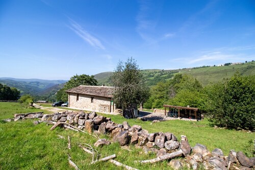 Chalet 'Pasiega El Ojal' with Mountain Views, Private Terrace and Wi-Fi