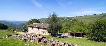 Chalet 'Pasiega El Ojal' with Mountain Views, Private Terrace and Wi-Fi