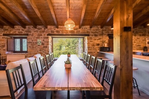 Chalet 'Pasiega El Ojal' with Mountain Views, Private Terrace and Wi-Fi