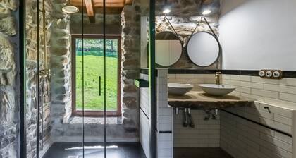 Chalet 'Pasiega El Ojal' with Mountain Views, Private Terrace and Wi-Fi