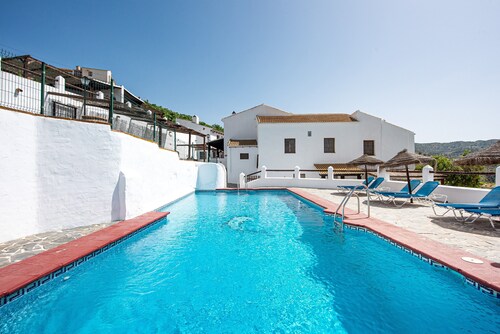 Country House 'La Casa Grande' with Lake View, Shared Pool and Wi-Fi