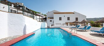 Country House 'La Casa Grande' with Lake View, Shared Pool and Wi-Fi