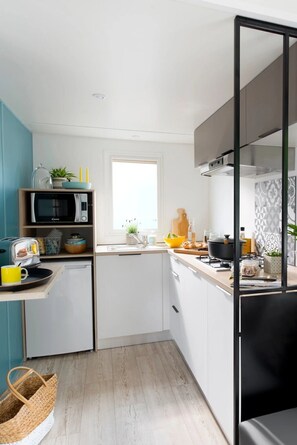 Kühlschrank, Mikrowelle, Herdplatte