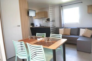 Dining - ZEcamping 4* 500m plage piscine couverte dog friendly locatif TV BBQ (La Forêt-Fouesnant)