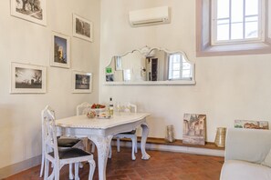 Dining - Appartamento Centrale - Overlooking the charming Piazza Signorelli (Cortona)