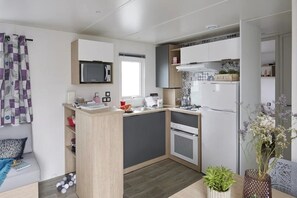 Kühlschrank, Mikrowelle, Herdplatte, Geschirrspüler