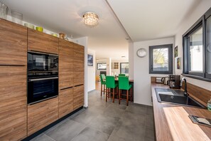 Kylskåp, mikrovågsugn, ugn och diskmaskin