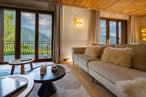 Smart TV, fireplace, stereo