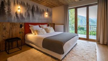 3 bedrooms, desk, iron/ironing board, travel crib