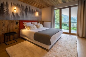 3 bedrooms, desk, iron/ironing board, travel cot