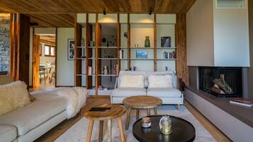 TV connectée, cheminée, chaßne hi-fi