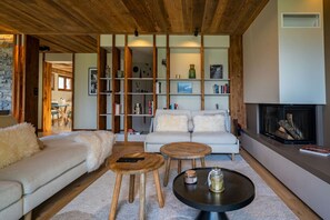 Smart TV, fireplace, stereo