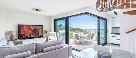 Fernseher, Bücher, Stereoanlage