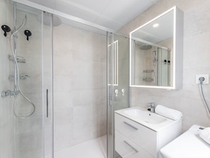 Dusche, Haartrockner, Handtücher, Seife