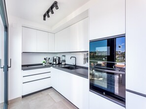 Kühlschrank, Mikrowelle, Ofen, Geschirrspüler