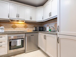 Kühlschrank, Mikrowelle, Ofen, Geschirrspüler