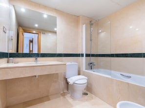 Douche, sĂšche-cheveux, bidet, serviettes fournies