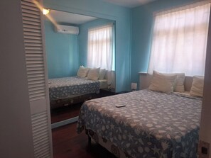 Tabla de planchar con plancha, wifi, ropa de cama