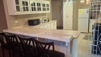 Fridge, oven, stovetop, coffee/tea maker