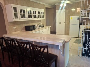 Fridge, oven, stovetop, coffee/tea maker