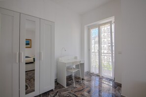 2 bedrooms, desk, WiFi, bed sheets