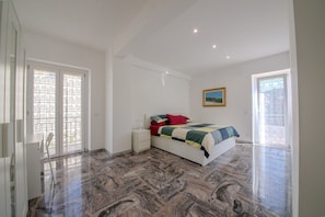 2 habitaciones, escritorio, tabla de planchar con plancha y wifi