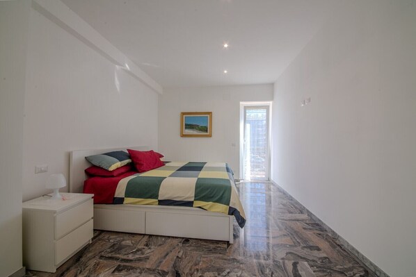2 bedrooms, desk, iron/ironing board, WiFi