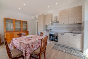 Frigorífic, forn, placa de cuina i rentaplats 