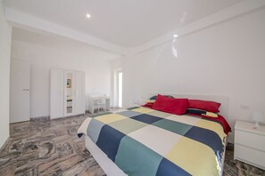 2 bedrooms, desk, iron/ironing board, WiFi