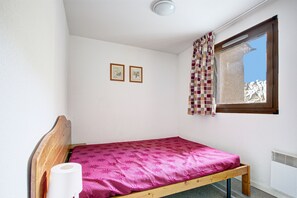 1 chambre, fer et planche à repasser