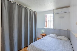 1 chambre, fer et planche Ă repasser