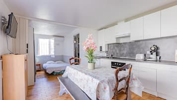 1 habitación y tabla de planchar con plancha
