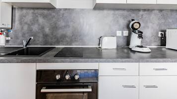 Frigorífico, microondas, horno y lavavajillas