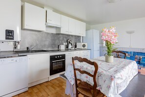 Kylskåp, mikrovågsugn, ugn och diskmaskin
