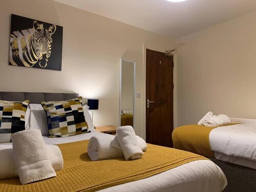 5 Bedrooms 4 Double rooms Smart Tv's in all rooms