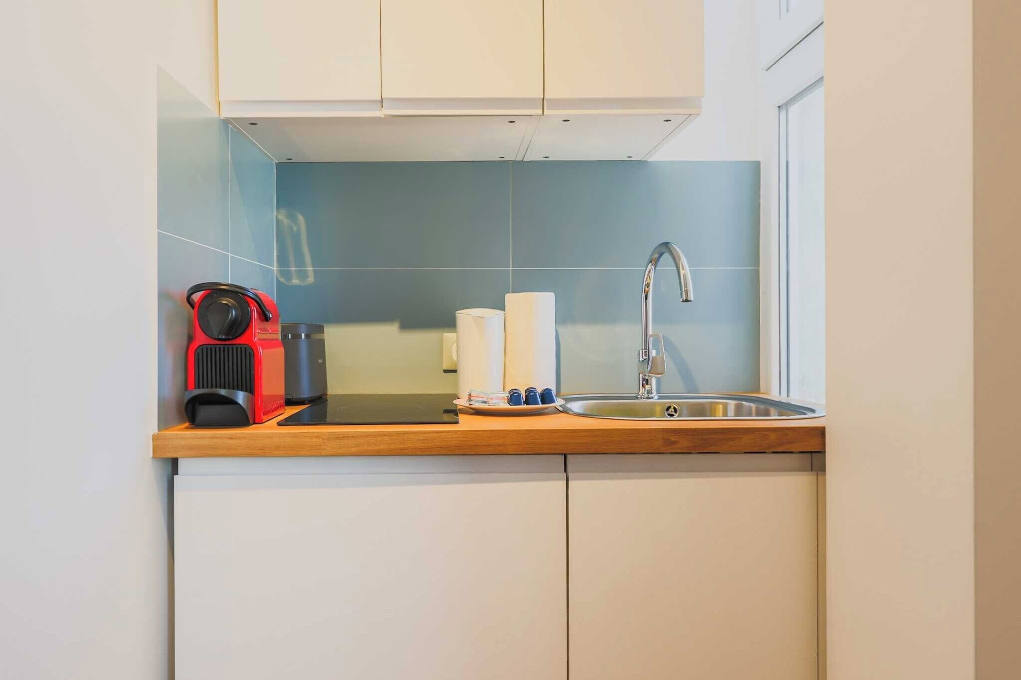 Refrigerador, microondas, parrilla de estufa y cafetera y tetera 