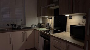 Kühlschrank, Mikrowelle, Ofen, Herdplatte