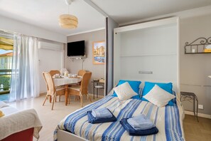 1 bedroom, bed sheets - Studio 'Bellevue Cannes' with Mountain View, Shared Pool and Air Conditioning (Cannes)