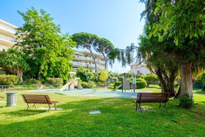 A park with benches, playground equipment, and trees. - Studio 'Bellevue Cannes' with Mountain View, Shared Pool and Air Conditioning (Cannes)
