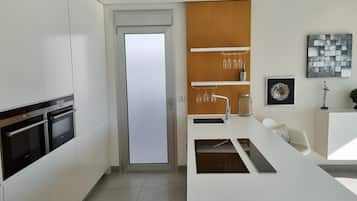 Kühlschrank, Mikrowelle, Ofen, Herdplatte