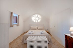 1 bedroom, free WiFi - Trullo 'Relais' with Shared Terrace, Wi-Fi and Air Conditioning (castellana grotte)