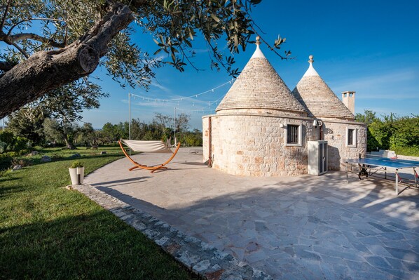 Terrace/patio - Trullo 'Relais' with Shared Terrace, Wi-Fi and Air Conditioning (castellana grotte)