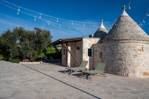 Terrace/patio - Trullo 'Relais' with Shared Terrace, Wi-Fi and Air Conditioning (castellana grotte)