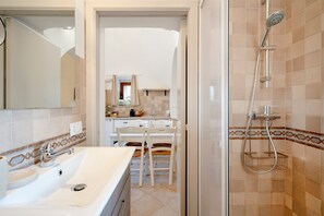 Douche, sèche-cheveux, serviettes fournies